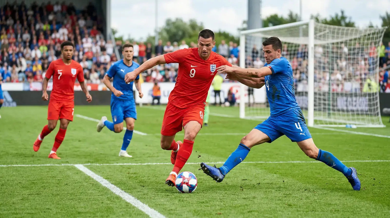 Twee voetbalteams die beide aanvallen tijdens een wedstrijd op een groen veld
