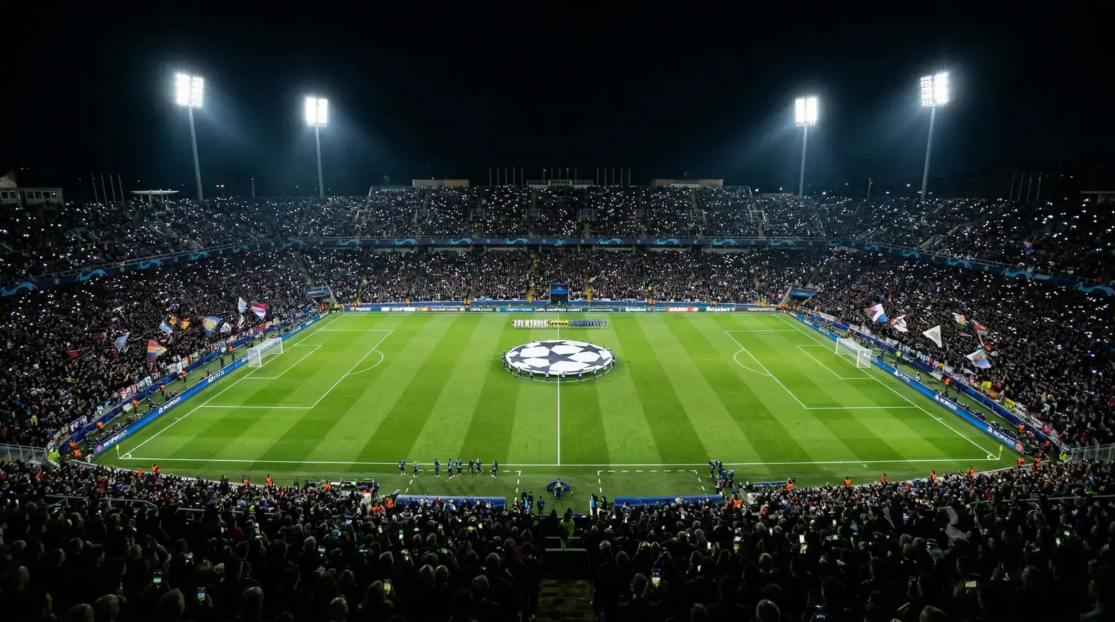Champions League avondwedstrijd in een verlicht Europees voetbalstadion